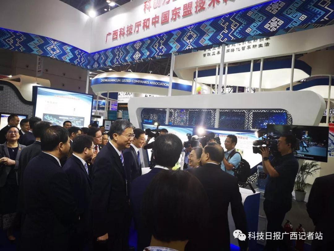 國(guó)務(wù)院副總理韓正參觀系留智能升空平臺(tái)