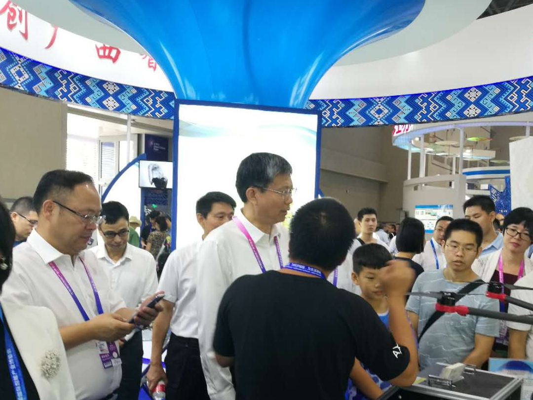 副主席費(fèi)志榮參觀系留智能升空平臺(tái)