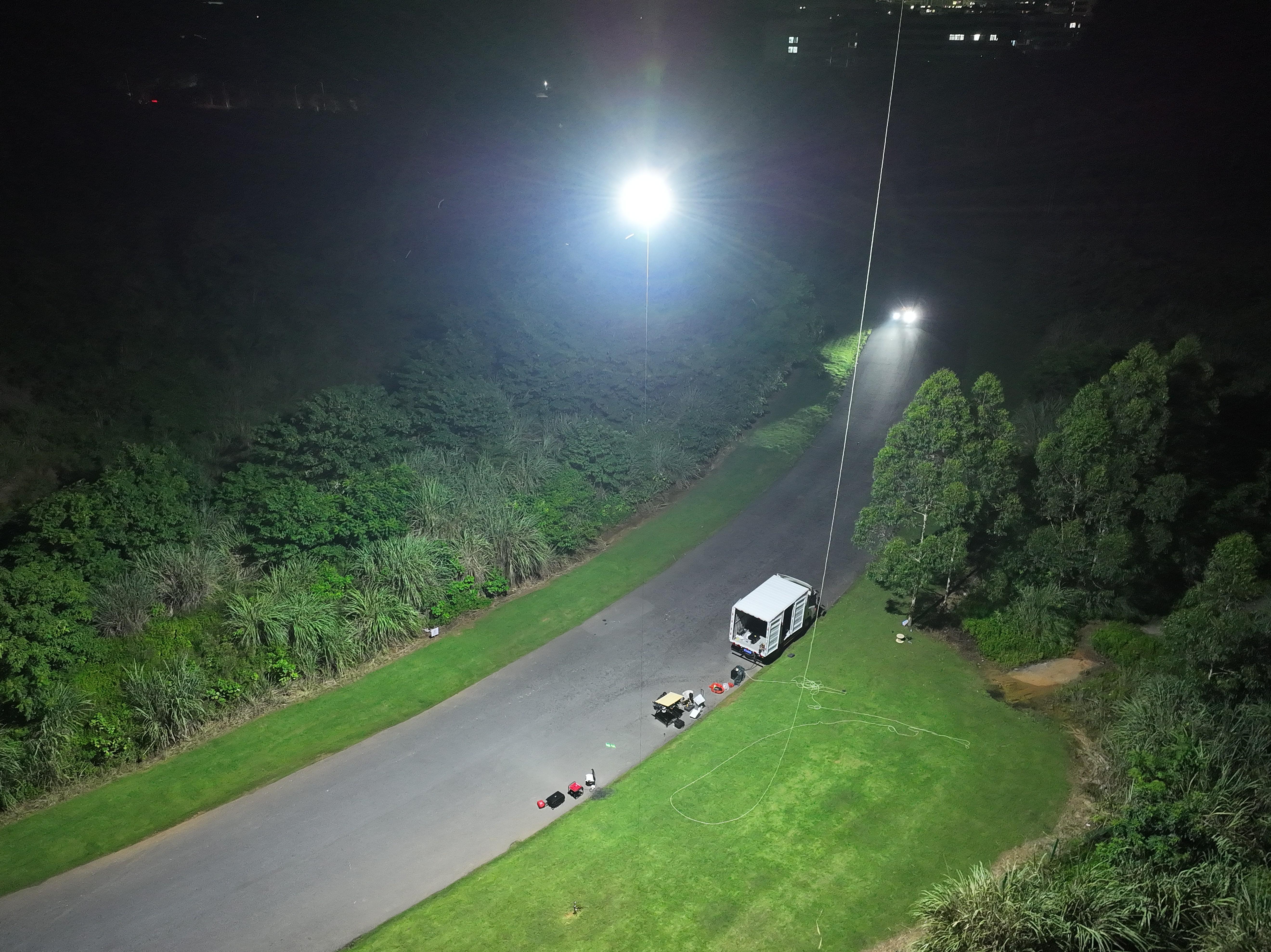 系留照明無人機